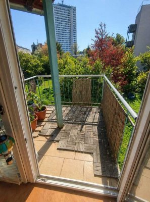 kleine 1,5-Raumwohnung mit Duschbad, Laminat, Einbauküche, separatem Eingang, Balkon