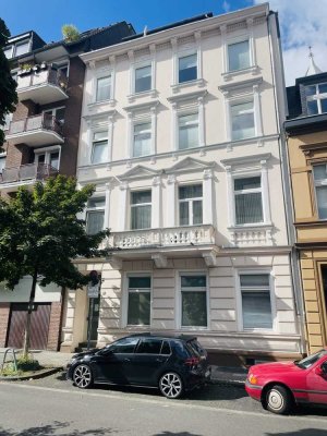 Tolle Altbauwohnung mit hohen Decken und Wintergarten in beliebter Wohnlage von Unterbilk!