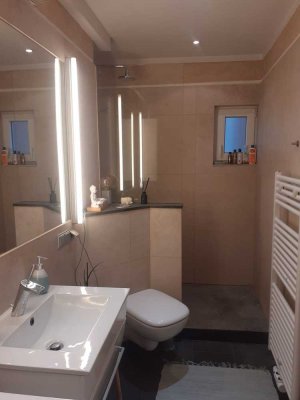3 Zimmerwohnung in Döhren, Einbauküche, Natursteinbad
