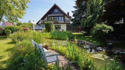 Wohnen auf höchstem Niveau – Freistehendes Einfamilienhaus mit Einliegerwohnung & Parkgarten in Hero