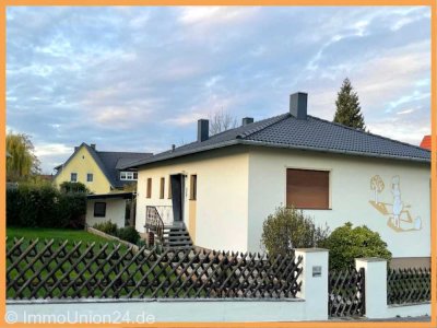 Zuhause mit Perspektive – Großzügiges Zweifamilienhaus in naturnaher Lage von Hirschaid–Sassanfahrt