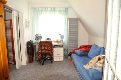 Schöne, gepflegte und gemütliche Wohnung im Obergeschoss mit Balkon