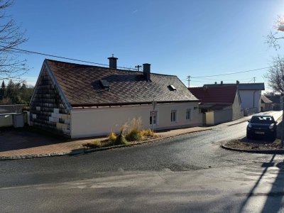 Renovierungsbedürftiges Einfamilienhaus mit Nebengebäude und Baugrund