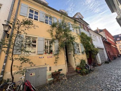 Denkmalgeschütztes Mehrfamilienhaus in der Altstadt – Historischer Charme trifft gepflegte Substanz