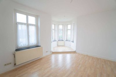 Historischer Altbaucharme – Großzügige Wohnung in zentraler Lage mit grünem Flair und Balkon