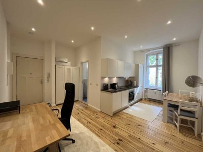 Elegant & Bright Altbau Flat with French Balcony – Fully Furnished in Central Berlin