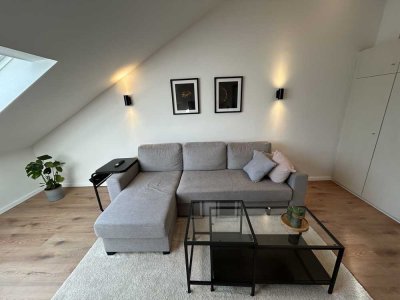 Erstbezug nach Sanierung mit Einbauküche: Geschmackvolle 2-Zimmer-Dachgeschosswohnung