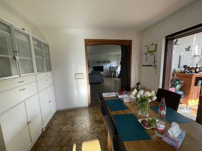 Charmante Hochparterre-Wohnung mit vier Zimmern sowie Garten,  EBK und Garage in Neu-Anspach