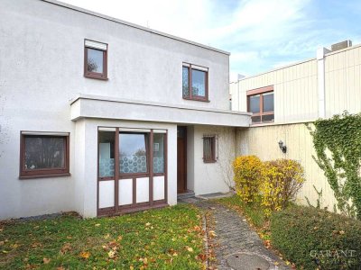 Großzügiges Haus mit zwei Garagen!