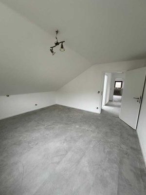Helle Dachgeschosswohnung in zentraler, ruhiger Lage – Zweitbezug nach Kernsanierung