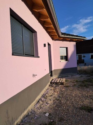 Geräumiges, altersgerechtes Bungalow mit Garten, Terrasse und Garage in Marktbergel