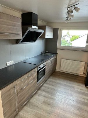 Vollständig renovierte 2-Zimmer-Wohnung mit Balkon und Einbauküche in Wolfschlugen
