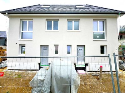 Neubau Erstbezug in moderne Doppelhaushälfte mit Garten