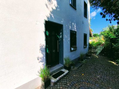 Komplett sanierte 3-Zimmer-Wohnung mit 85 m², separatem Eingang und Garten-/Terrassennutzung