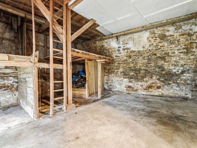 Bebautes Grundstück mit Abrisshaus und Scheune