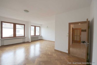 Große 2-Zimmer-Wohnung mit Balkon in zentraler Lage