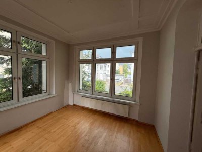 Attraktive, helle 4 - Raum Wohnung mit Wintergarten und Terrasse