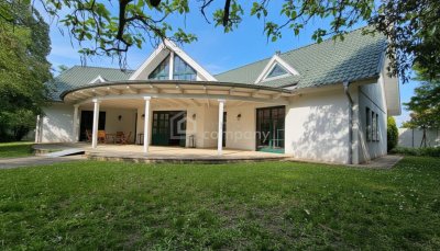 Repräsentatives Zuhause mit eigenem Naturteich, Außenweinkeller, Pool und vieeeel Platz für Ihre PKW