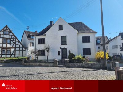 Niederzeuzheim: Gepflegtes Einfamilienhaus mit Nebengebäude, Carport und Garten
