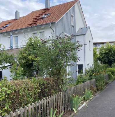 Großzügige DHH in ruhiger Lage mit idyllischem Garten - provisionsfrei