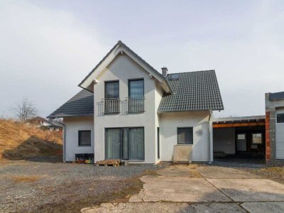 Energieeffizientes Einfamilienhaus mit großem Grundstück und Lagerfläche in Uttrichshausen