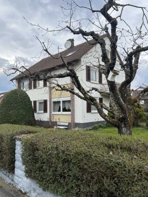 2-Familienwohnhaus mit Garage, ausgeb. DG, geeignet für Büro o. Hobby in ruhiger Wohnl. u. Garten.