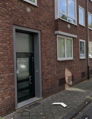 Modernisierte Hochparterrewohnung mit drei Zimmern sowie Balkon und EBK in Düsseldorf-Medienhafen