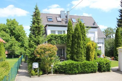 Duplex with beautiful garden  -  Doppelhaushälfte mit großen Garten in hervorragender Lage