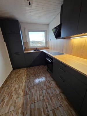 3ZKB-frisch renoviert- WG geeignet (22qm, 17qm, 13qm) ges. 77qm; neue Einbauküche; Balkon