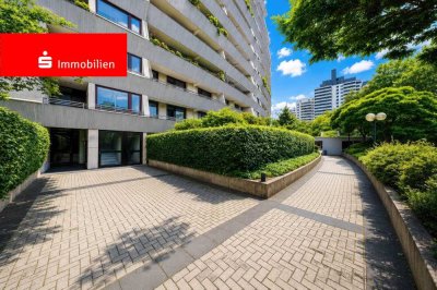 Frankfurt-Sachsenhausen: Helle 2,5-Zimmerwohnung im Sonnenring mit Skylineblick und TG-Stellplatz