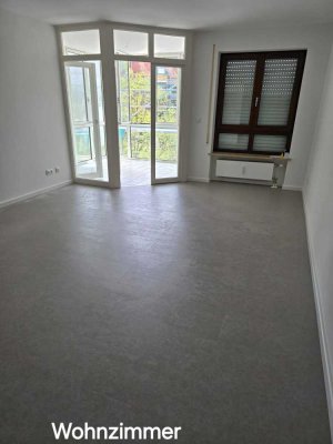 Neu sanierte 3 Zimmer-Wohnung mit verglasten Balkon in Augsburg Universitätsviertel