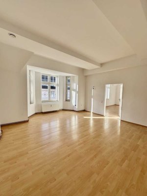 Helle, großzügige, ruhige 3-Zimmer-Wohnung mit Balkon im energetisch sanierten Altbau