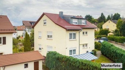 Charmantes Mehrfamilienhaus mit 4 Wohneinheiten und weitläufigem Grundbesitz