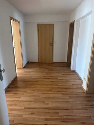 Helle 3,5 Zimmer Balkon Wohnung
