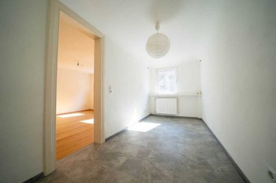 Moderne Altbau 4-Zimmer-Wohnung inkl. Terrasse & Küche in der Innenstadt