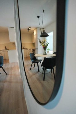Helles, modern möbliertes Zimmer in einer Frauen-WG mit Balkon