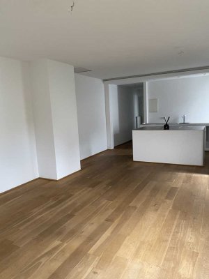 Vollständig renovierte 2-Raum-Wohnung mit Balkon und Einbauküche in Offenbach