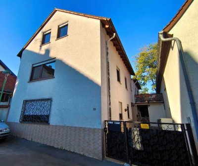 Teilrenovierte Wohnung mit Terrasse im 1. Stock in Alt-Seckbach