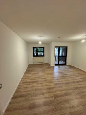 Frisch renovierte 2-Zimmer Wohnung inklusive Einbaukücke, Balkon und Stellplatz