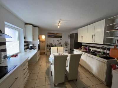 Charmantes Zweifamilienhaus mit Laden
