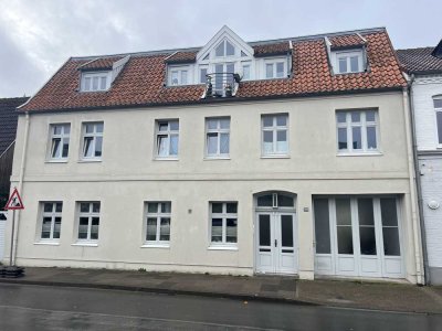 Schöne Altbau Wohnung mit EBK und Balkon im Herzen der Altstadt und in unmittelbarer Hafennähe
