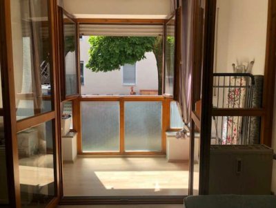 Helle 1-Zimmer-Wohnung mit Wintergarten & Tiefgaragenstellplatz – ruhig & zentral in Augsburg
