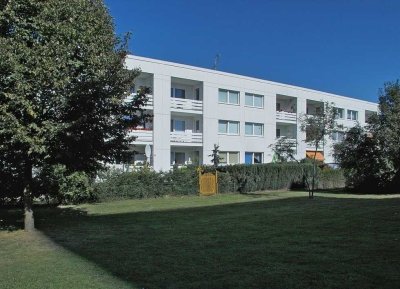 Wohnen im Grünen: Attraktive Wohnung mit schönem Mietergarten und Loggia