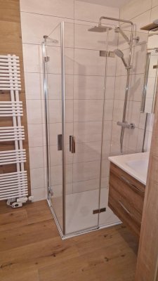 Helle 2,5-Zimmer Wohnung mit Garten und Parkplatz in Gutenbrunn Diese topsanierte Wohnung befindet sich im ersten Stock und verfügt über folgendes Raumprogramm: Vorraum mit anschließendem Wohn-Esszimmer und möblierter Küche, Schlafzimmer, Kabinett, Bad mi