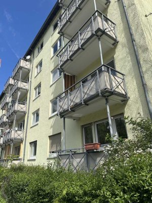 Sanierungsbedürftige 3 Zi-WHG mit Balkon im 1.OG in zentraler Lage  zu verkaufen.