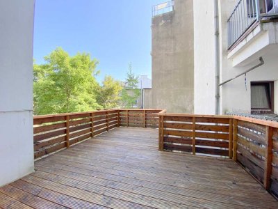 Erstbezug nach Renovierung: Mitten im Viertel! 3-Zimmer Wohnung mit sehr großer Terrasse