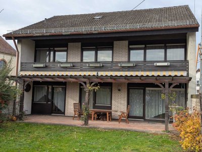 Einfamilienhaus mit 8 Zimmern, Küche/Bad und Garage in Kuhardt