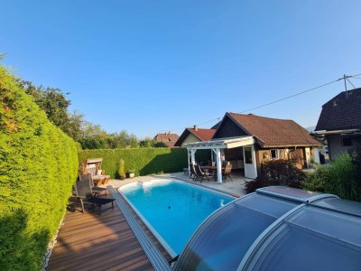 Einfamilienhaus mit Pool und Nebengebäuden in ruhiger Siedlungslage