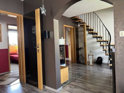 Einmalige Chance: Sanierte Maisonettewohnung mit Einliegerwohnung,  Minigarten + Traumblick!