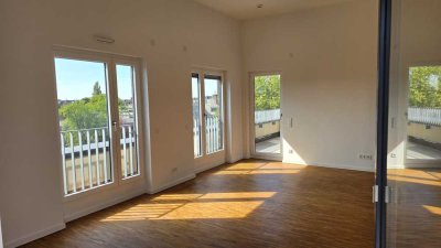 MODERNE URBANE DG-WOHNUNG MIT SUPERHOHEN DECKEN UND ZWEI TERRASSEN / HIER ONLINE BESICHTIGEN